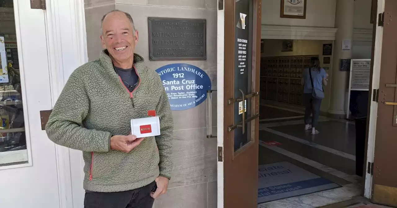 Netflix DVD fans still receive disks wrapped in red-and-white envelopes