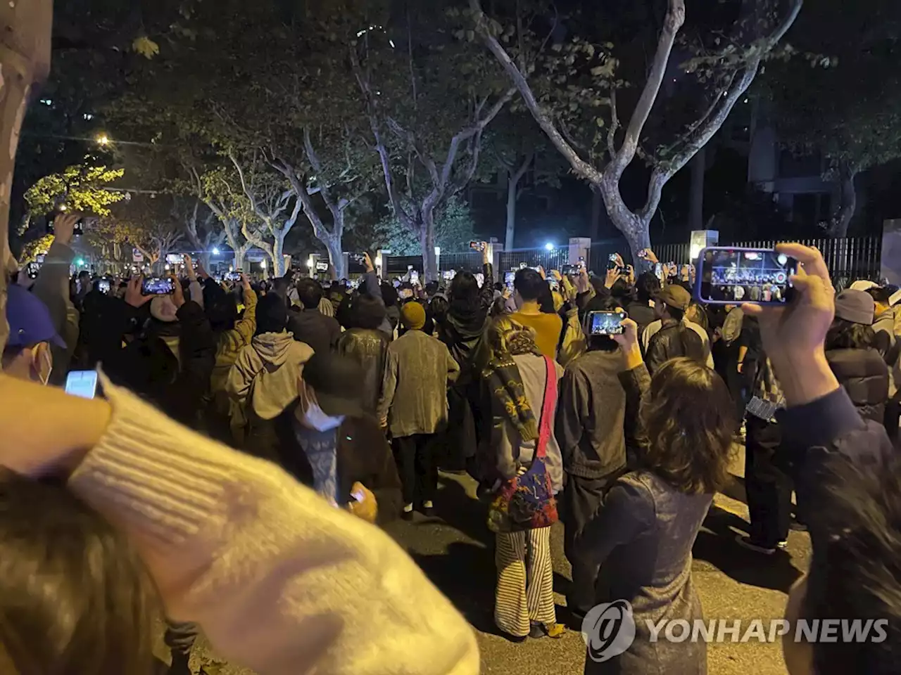 '시진핑 물러나라! PCR 검사 그만!' 상하이서 대규모 시위 | 연합뉴스