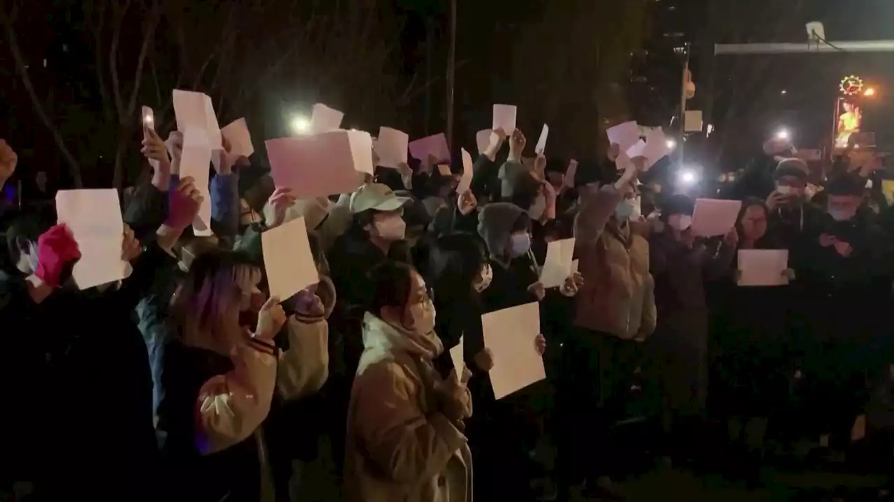 ¿Qué significan los folios en blanco que llevan los manifestantes en las protestas en China?