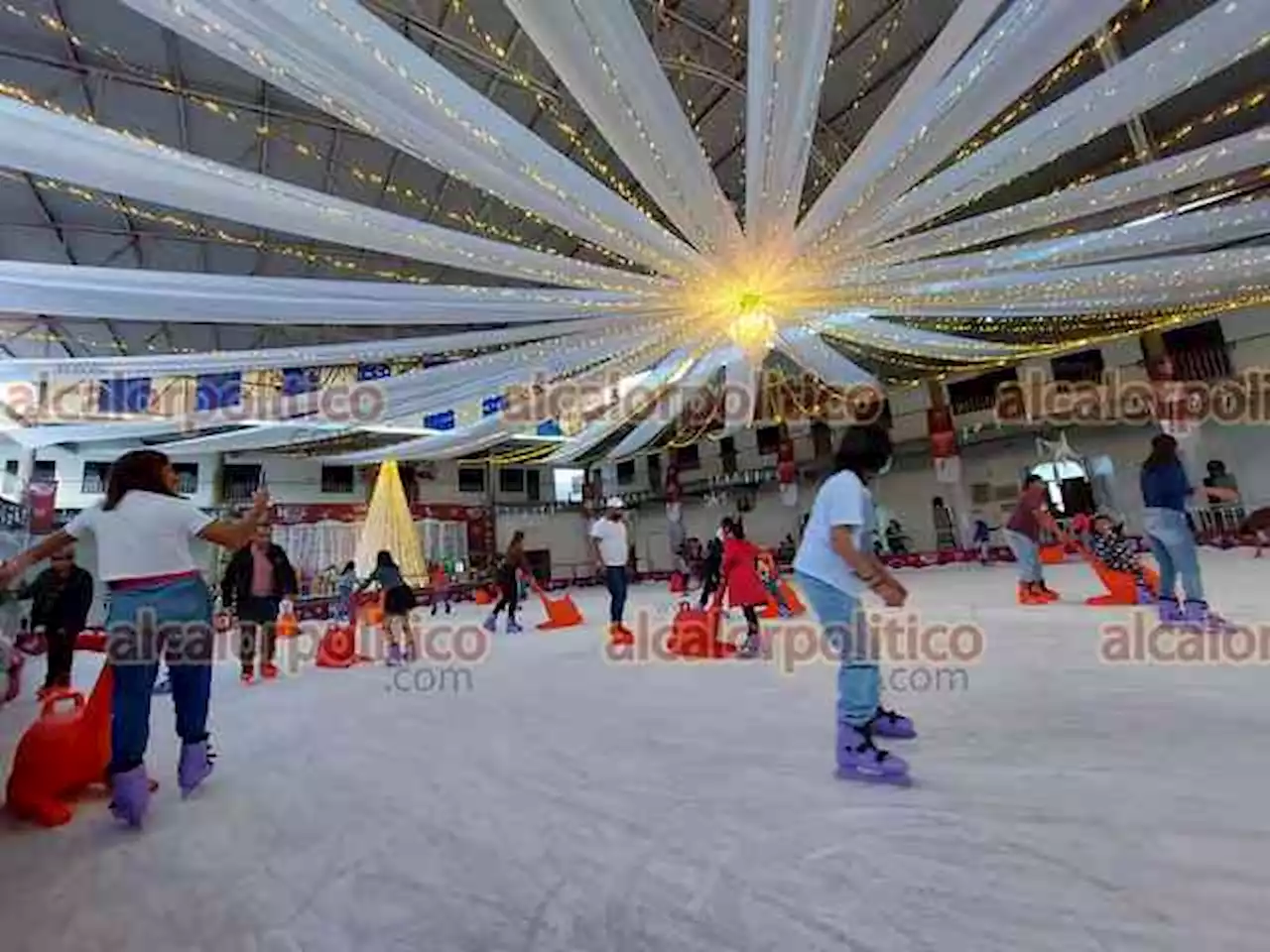 Gran afluencia en la pista de hielo de Nogales