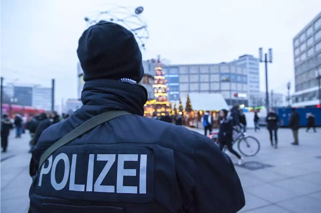 Großeinsatz am Alexanderplatz: Anrufer droht, mit Auto in Weihnachtsmarkt zu rasen