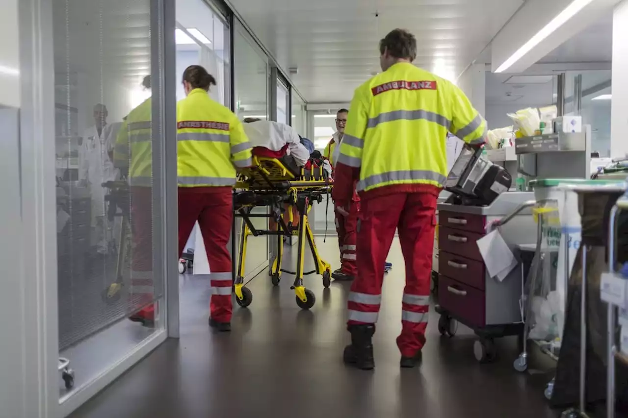 19-Jährige stirbt im Spital – Begleiter machen sich aus dem Staub