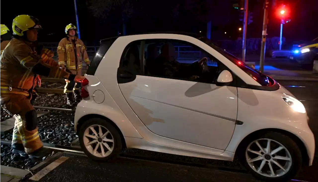 Zwei Autofahrer landen kurz nacheinander im Gleisbett