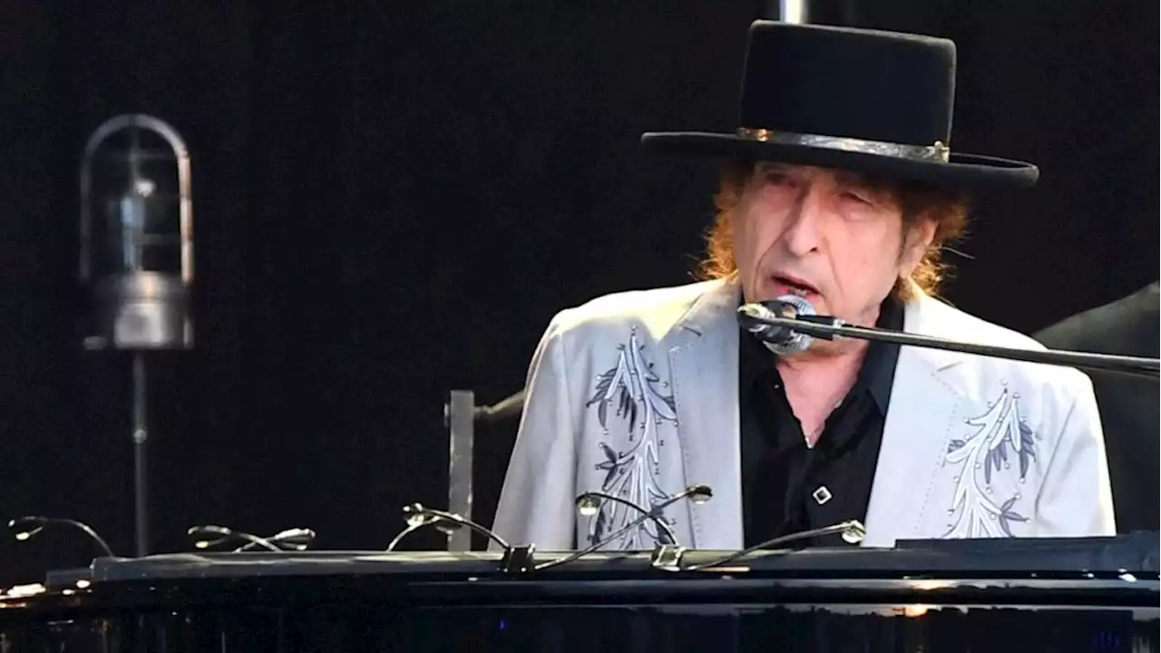 Bob Dylan apologizes for using autopen device to 'hand-sign' new book