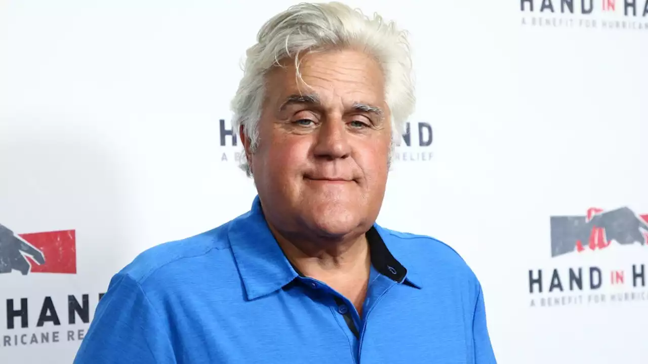 Jay Leno performing at California comedy club, two weeks after burn accident