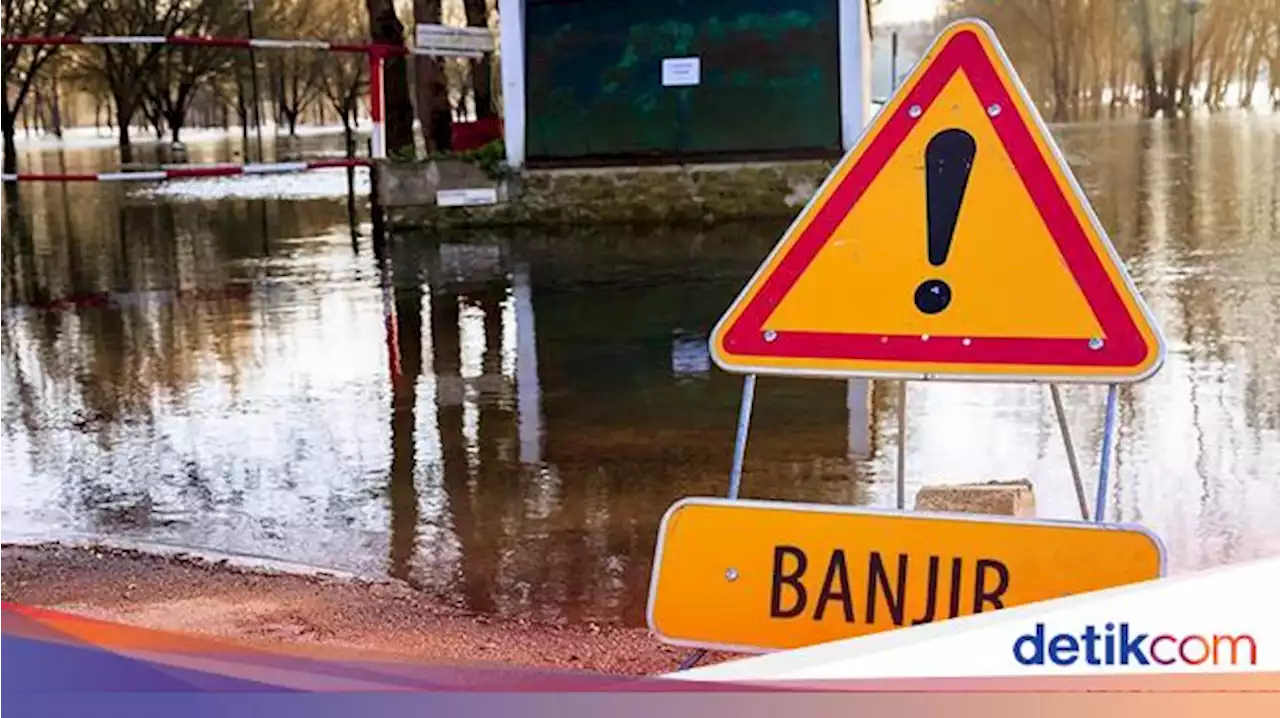 Depok Diguyur Hujan Deras, SMPN 13 Tergenang Banjir