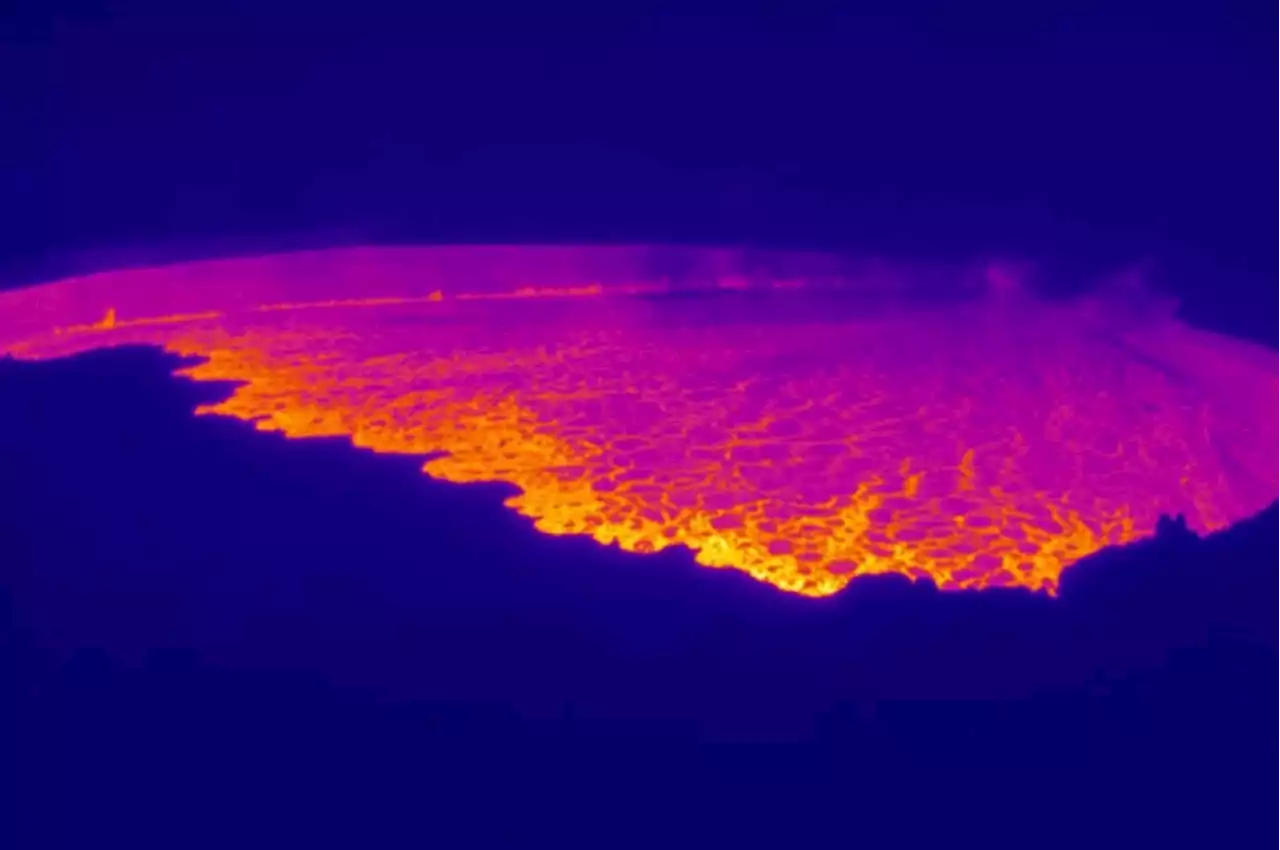 El volcán más grande del mundo entra en erupción en Hawái