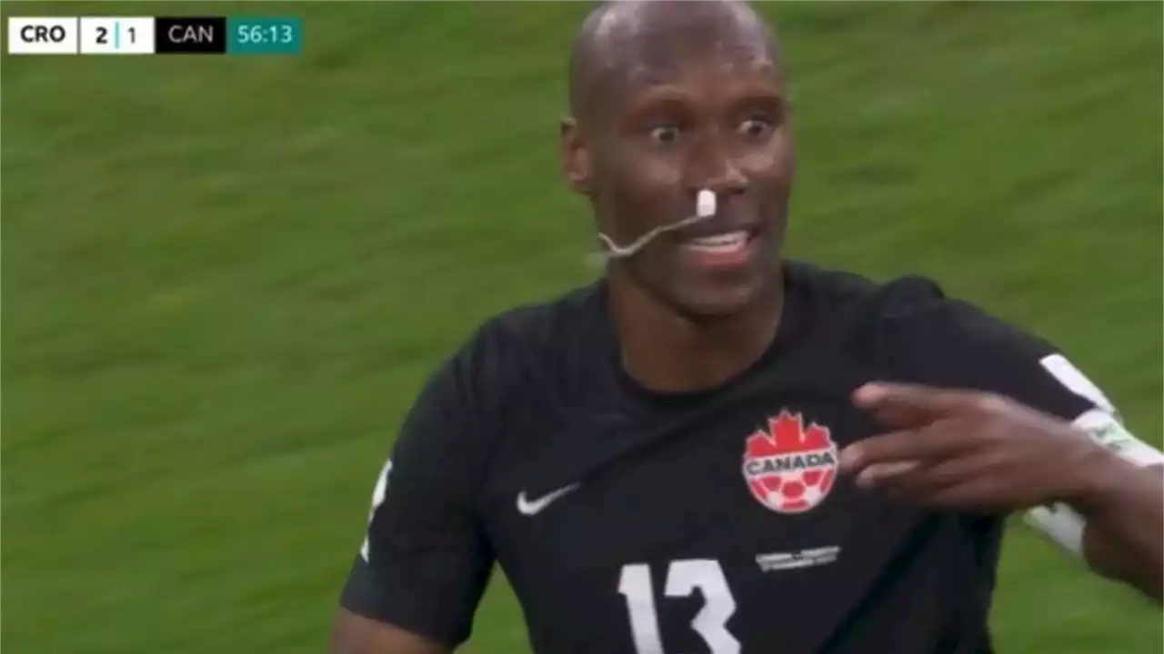 Canada, il capitano Hutchinson gioca con un tampone nel naso: l'immagine diventa virale