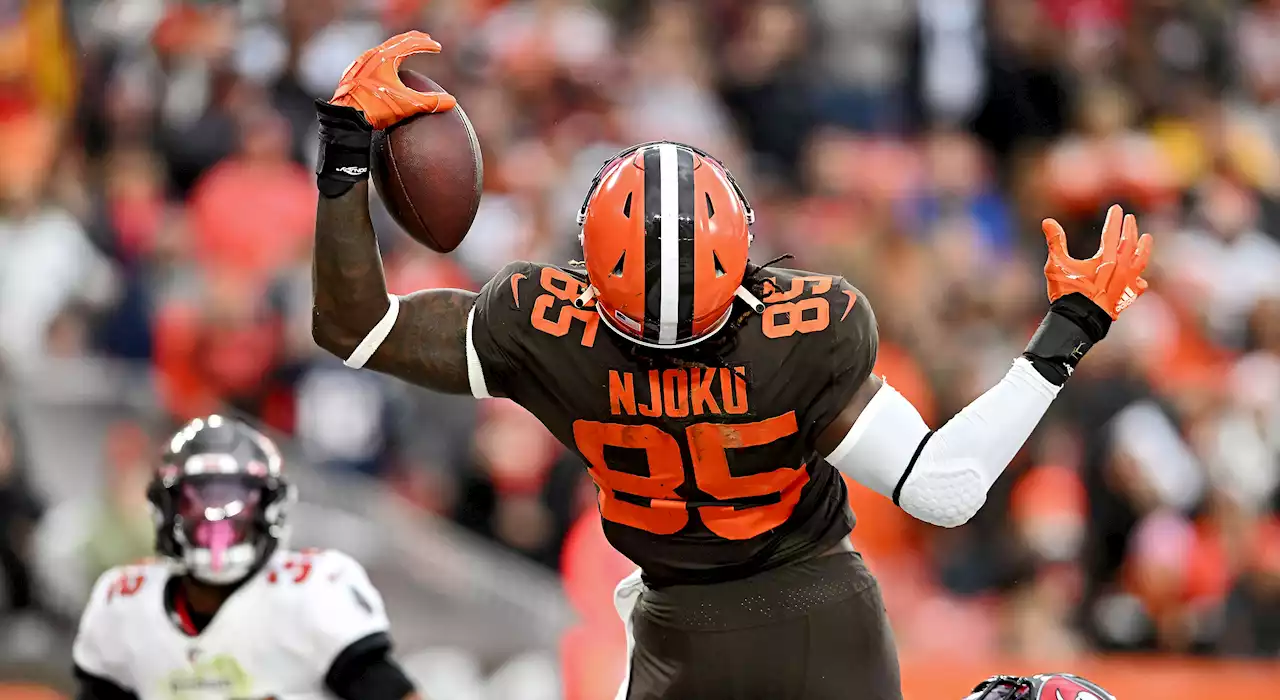 David Njoku's unreal touchdown catch leads Browns to upset Tom Brady's Buccaneers