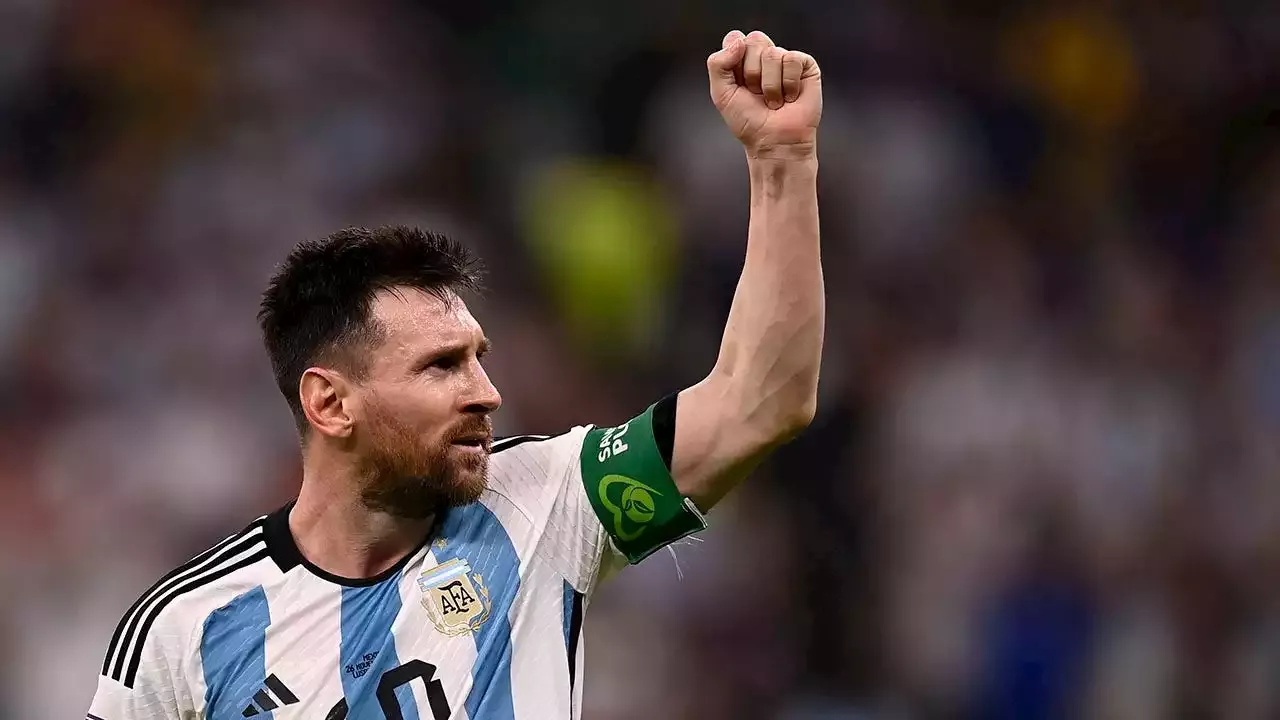 World Cup 2022: Canelo Álvarez threatens Lionel Messi over allegedly  disrespecting Mexico jersey