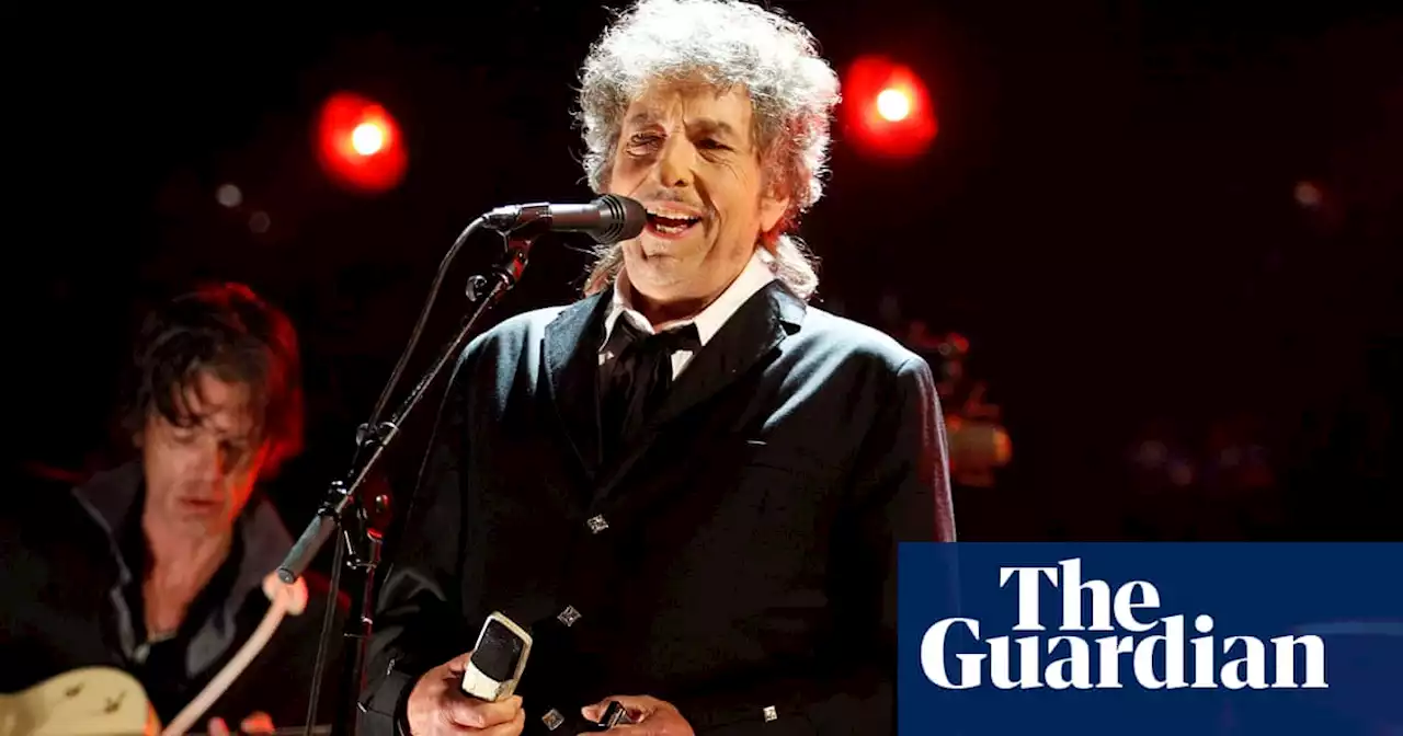 It ain’t me babe: Bob Dylan apologises for using a machine to autograph ‘hand-signed’ books