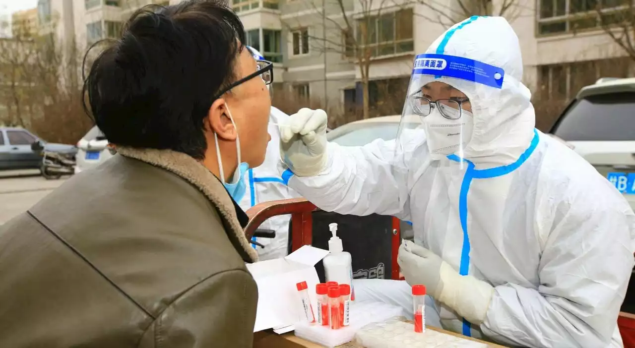 Cina, niente vaccini mRNA e popolazione poco immunizzata: ecco perché i contagi Covid non si fermano