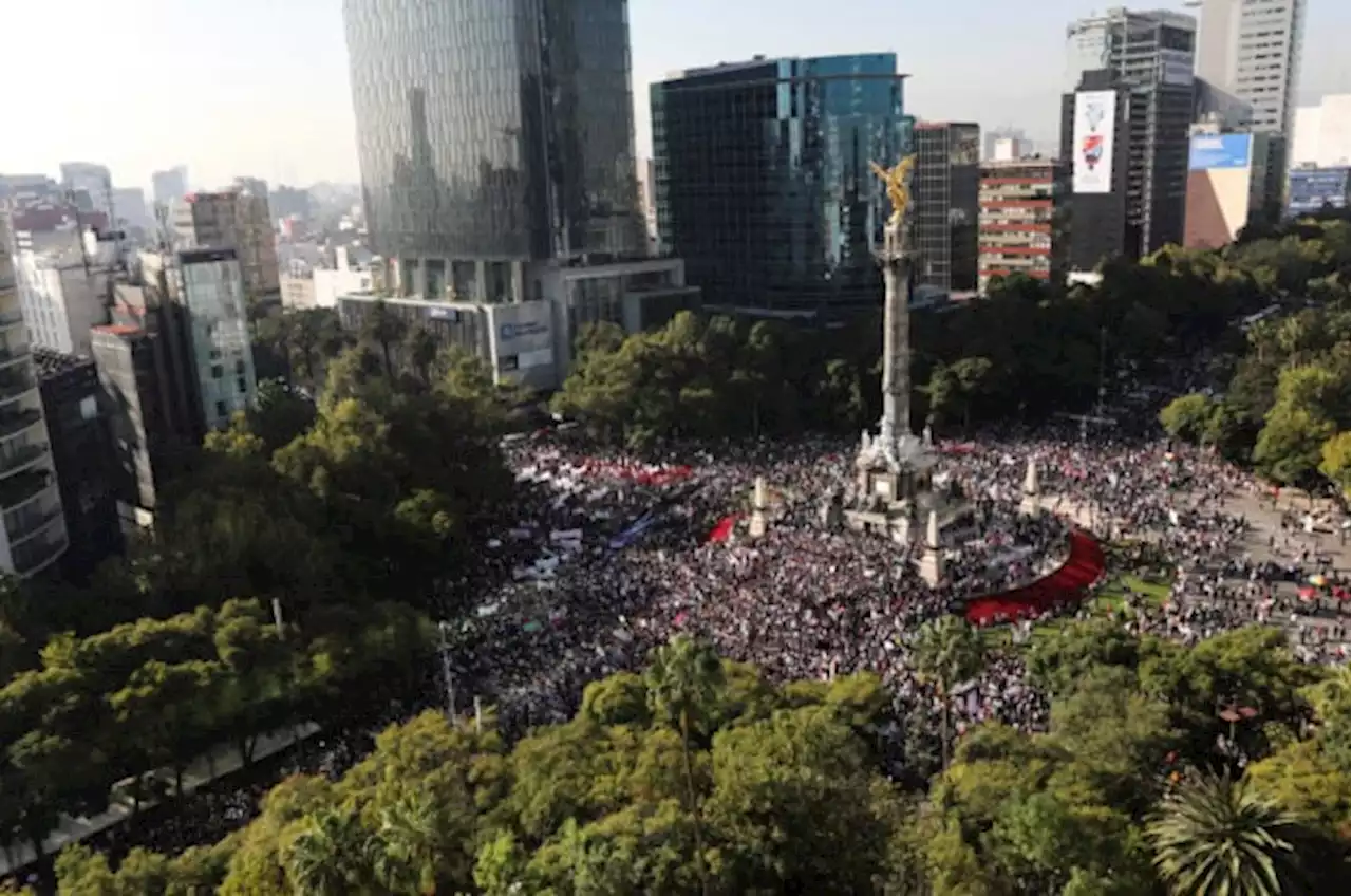 Tens of thousands march in Mexico City to support president