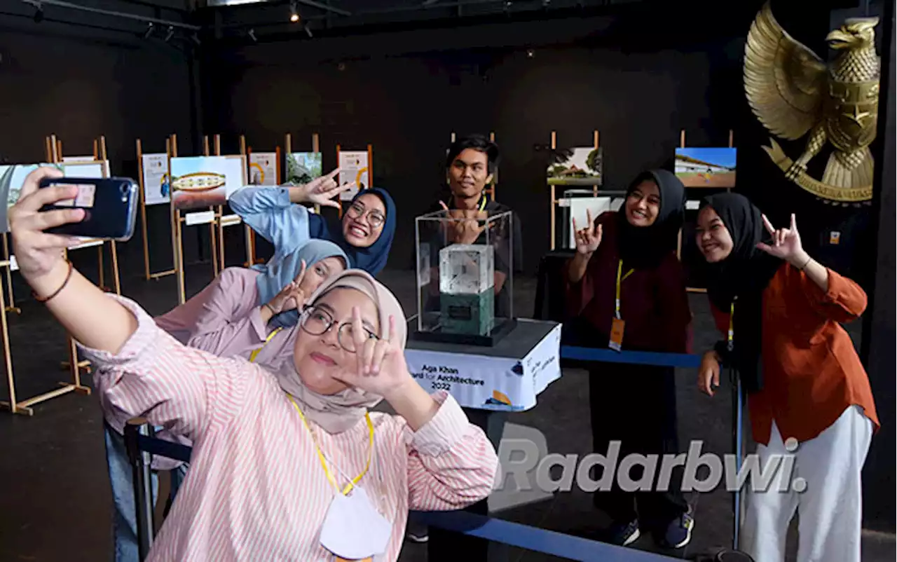 Dipamerkan di Gedung Juang, Piala Aga Khan Jadi Spot Selfie Dadakan