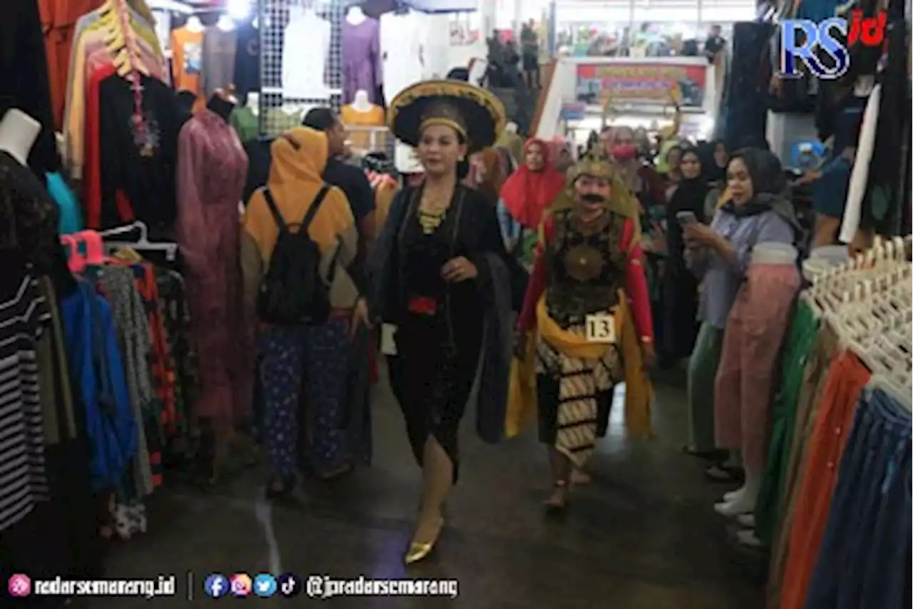 Sepi Pengunjung, 40 Pedagang Gelar Fashion Show di Pasar Johar