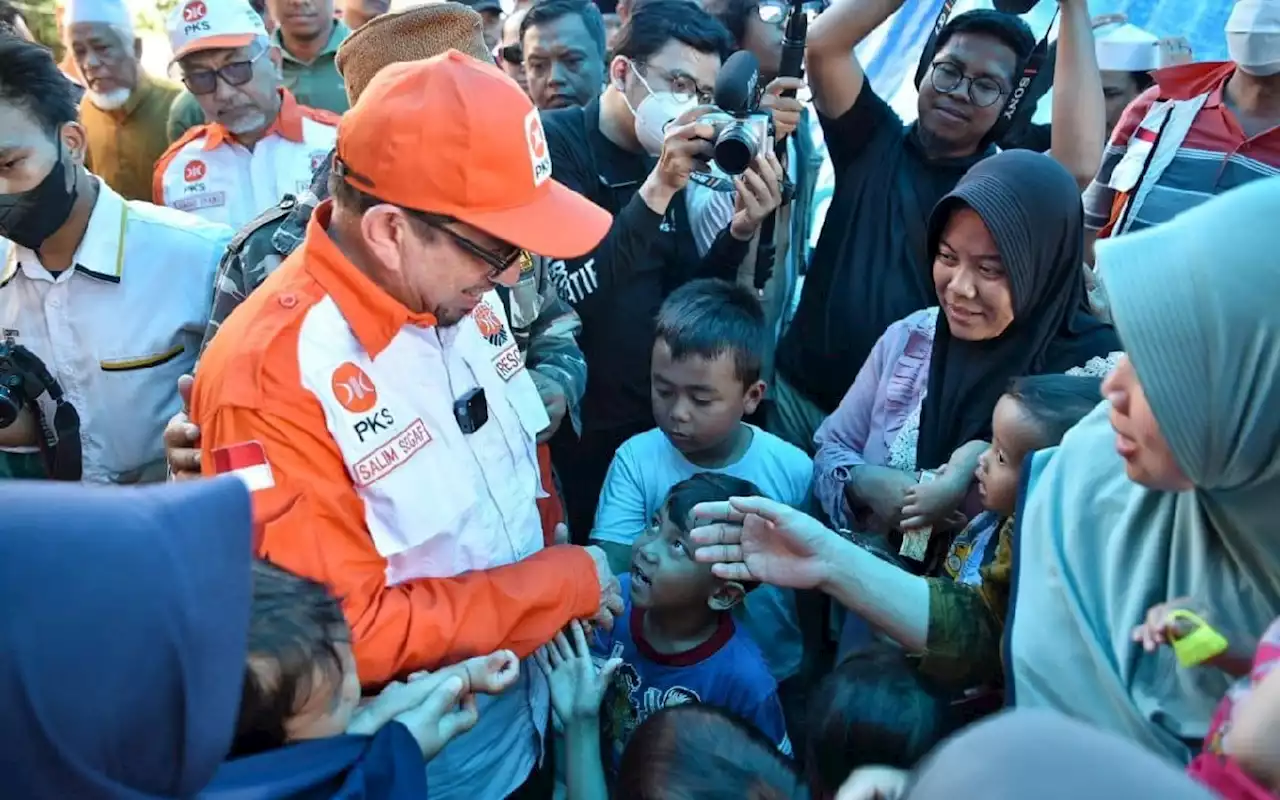 Datangi Pengungsian Korban Gempa di Cianjur, Salim Segaf Bawa Bantuan & Hibur Anak-anak