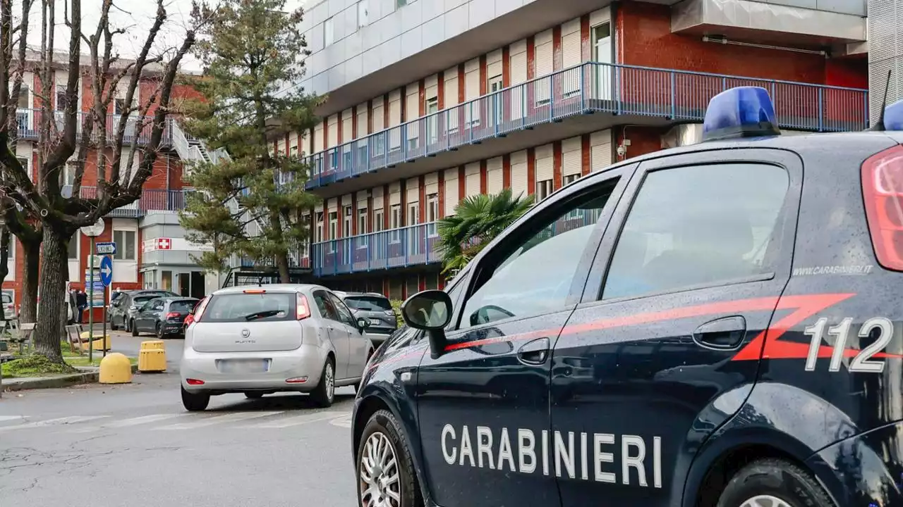 Uccide la madre a colpi di forbice e poi prova a darle fuoco