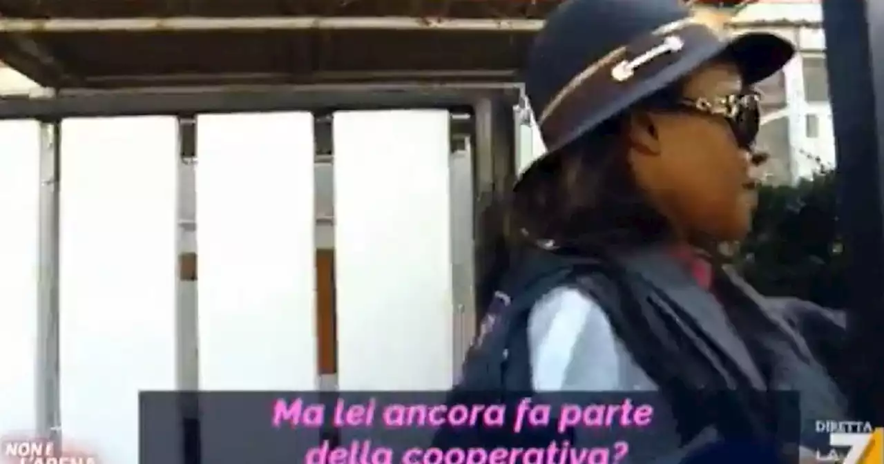 Non è l'Arena, lady Soumahoro fugge dalle telecamere: 'Non sapeva nulla?'