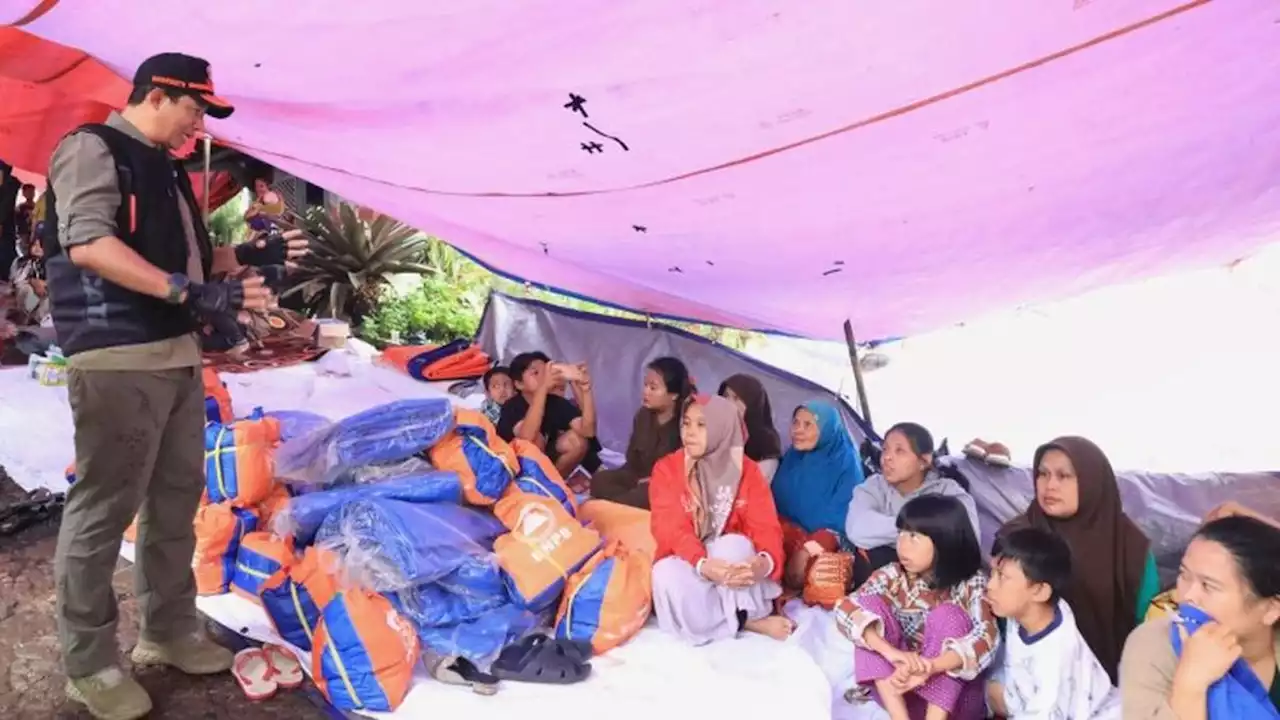 Diguyur Hujan, Kepala BNPB Antarkan Logistik Warga Terdampak Gempa Cianjur