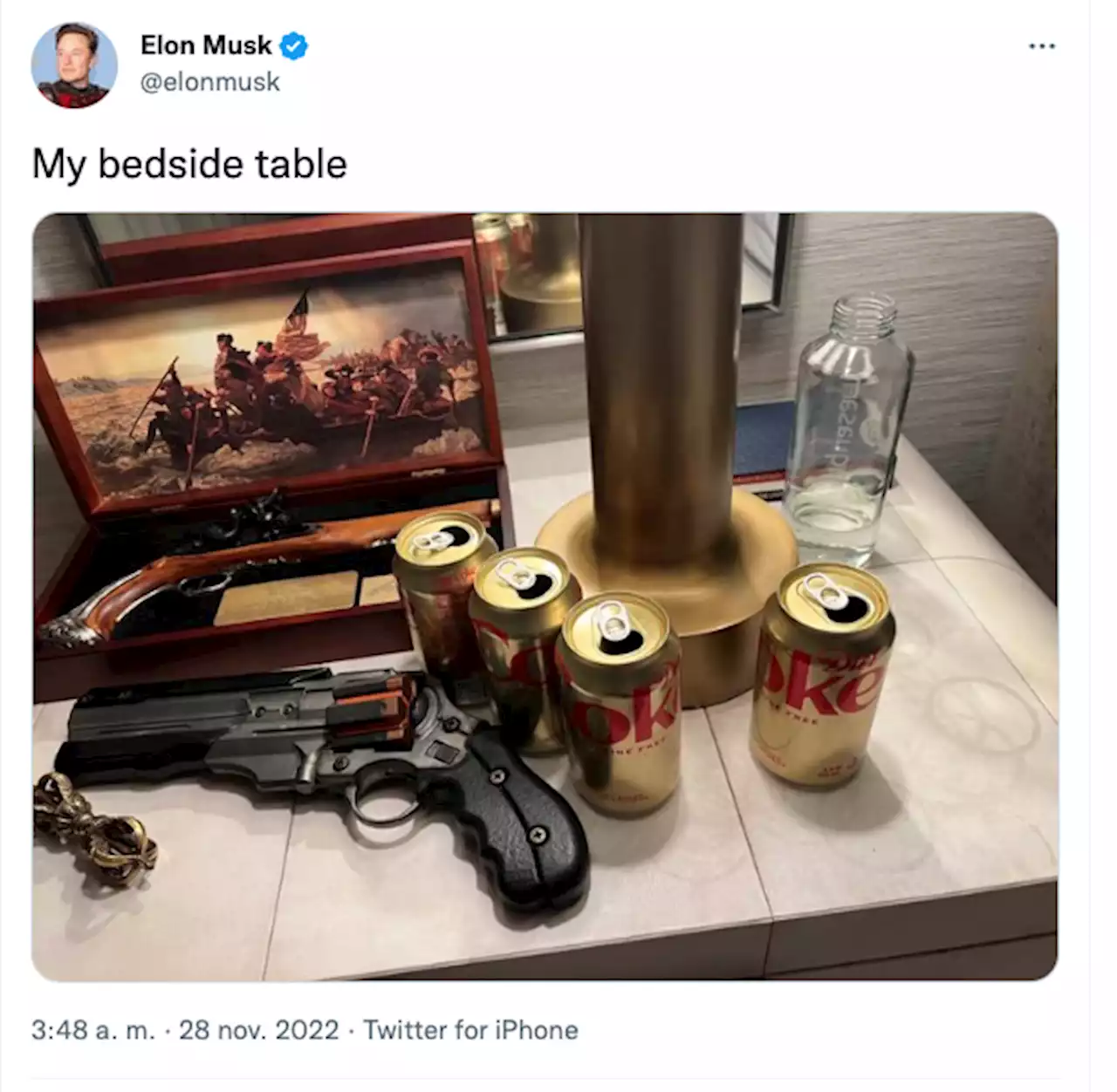 Musk le hace 'guiño' a Coca-Cola; lo muestra en 'mesa de noche'