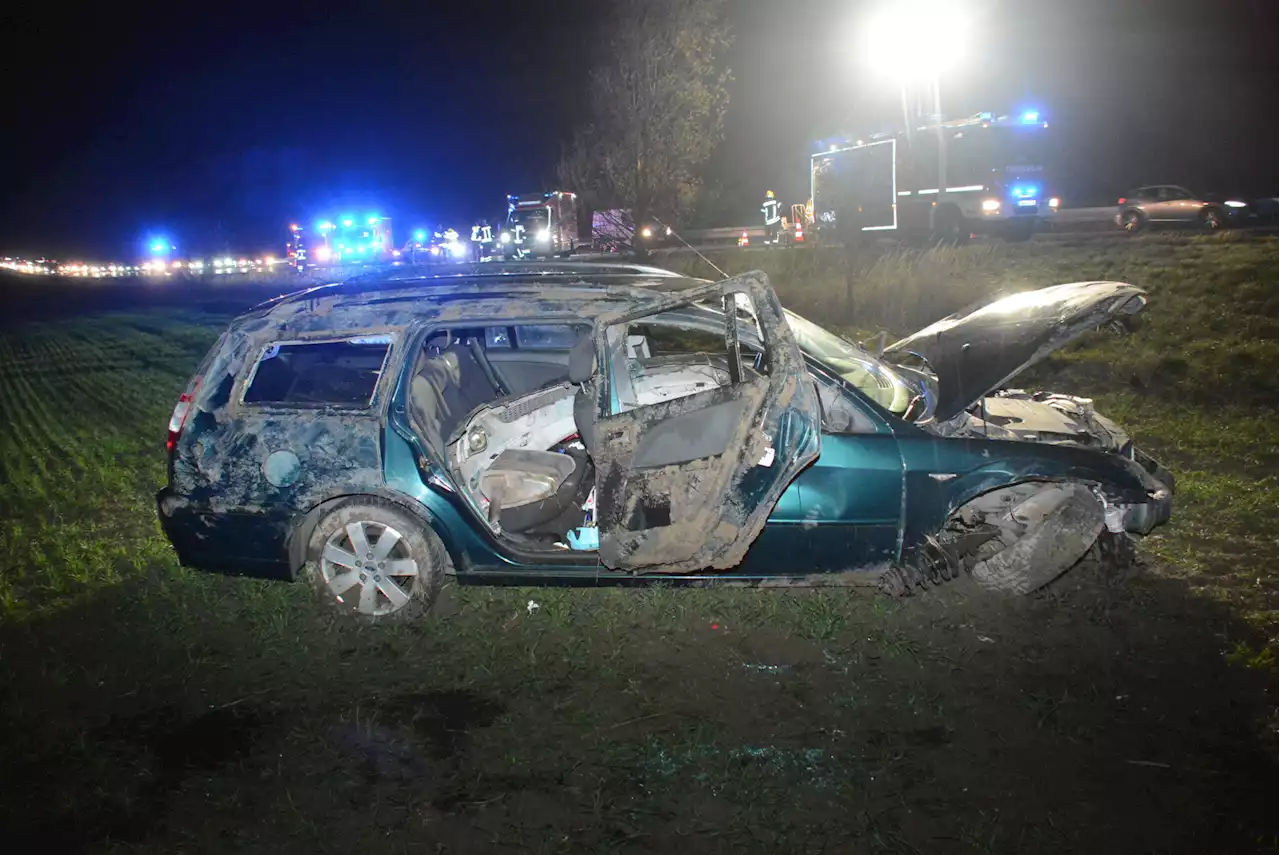 Auto überschlägt sich auf Autobahn – drei Verletzte