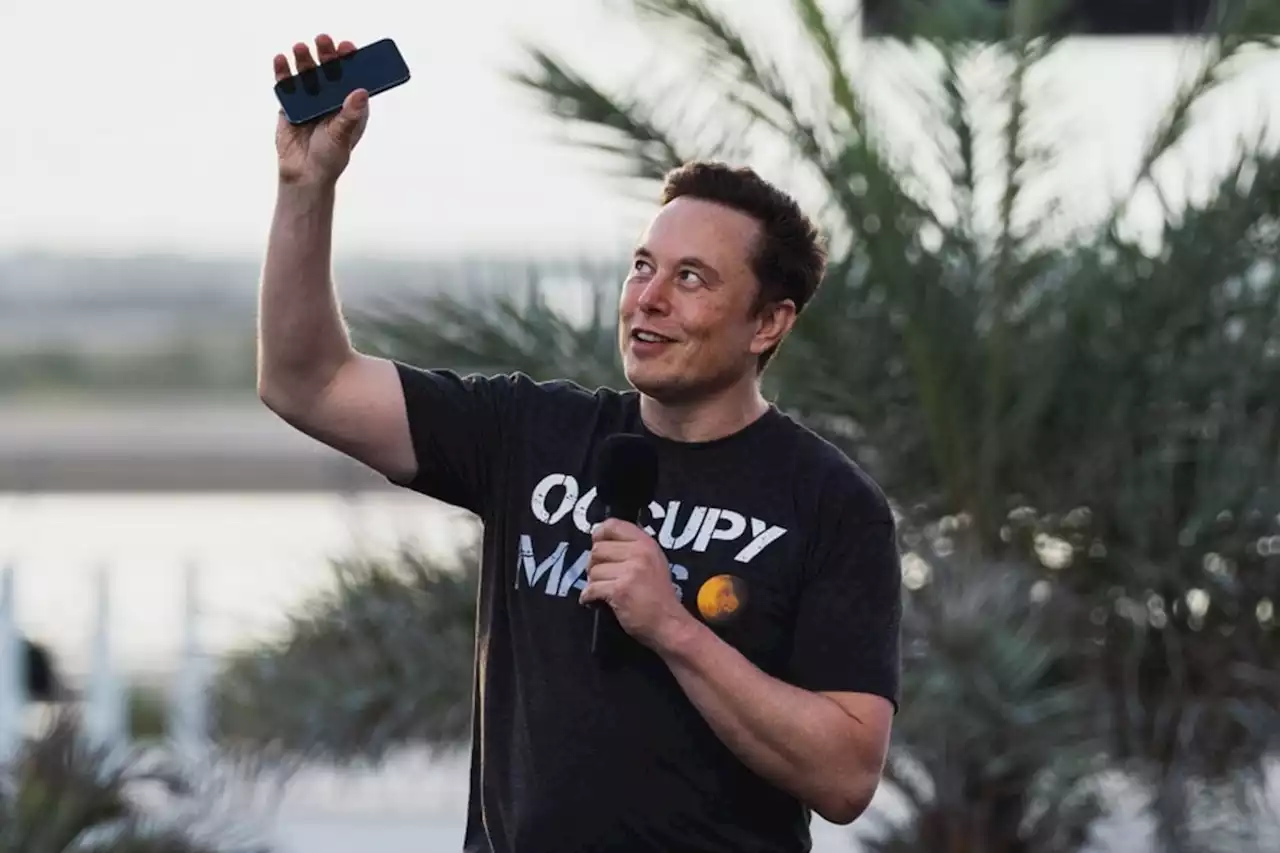 Musk vows to produce own smartphone if Apple and Google boot Twitter