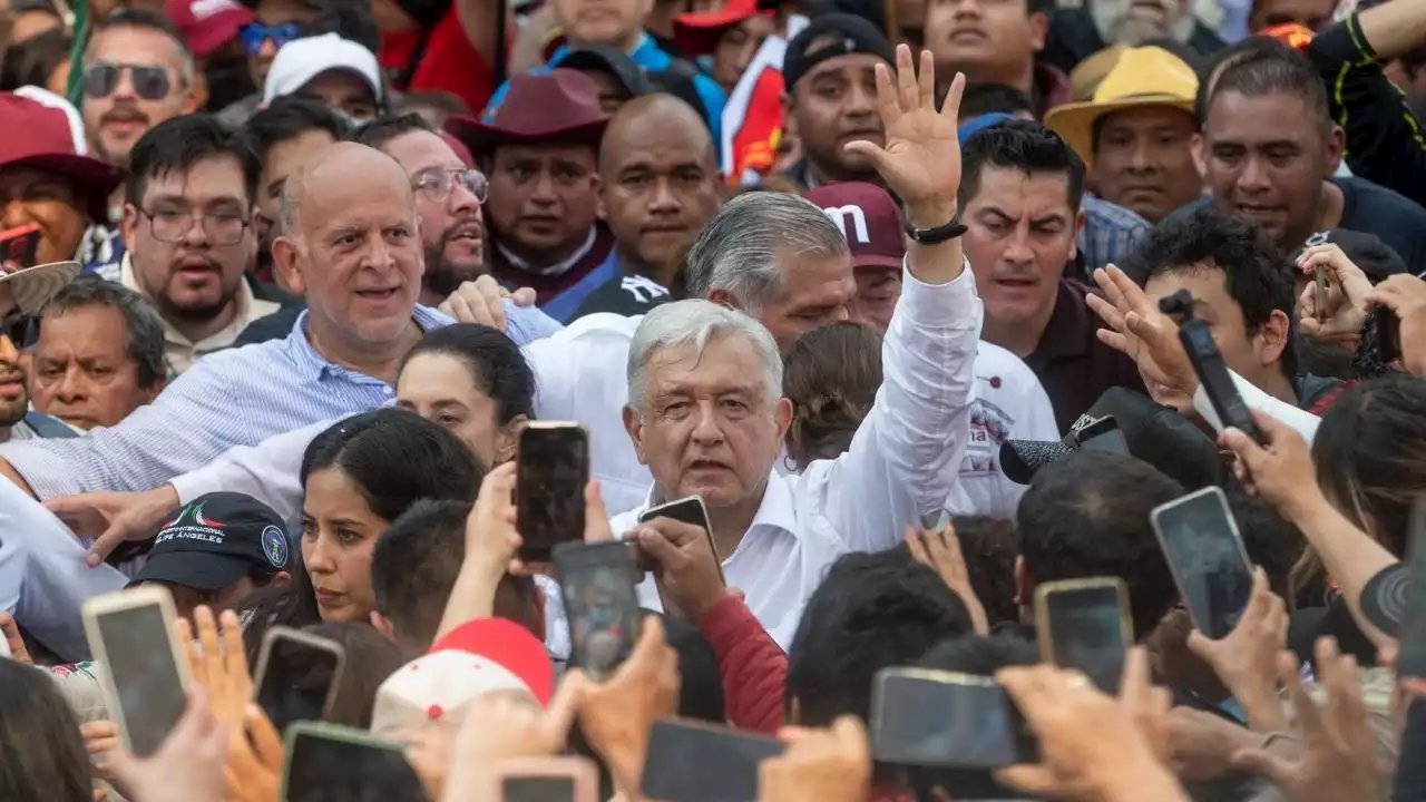 AMLO llega al Zócalo después de seis horas de marcha (Video)