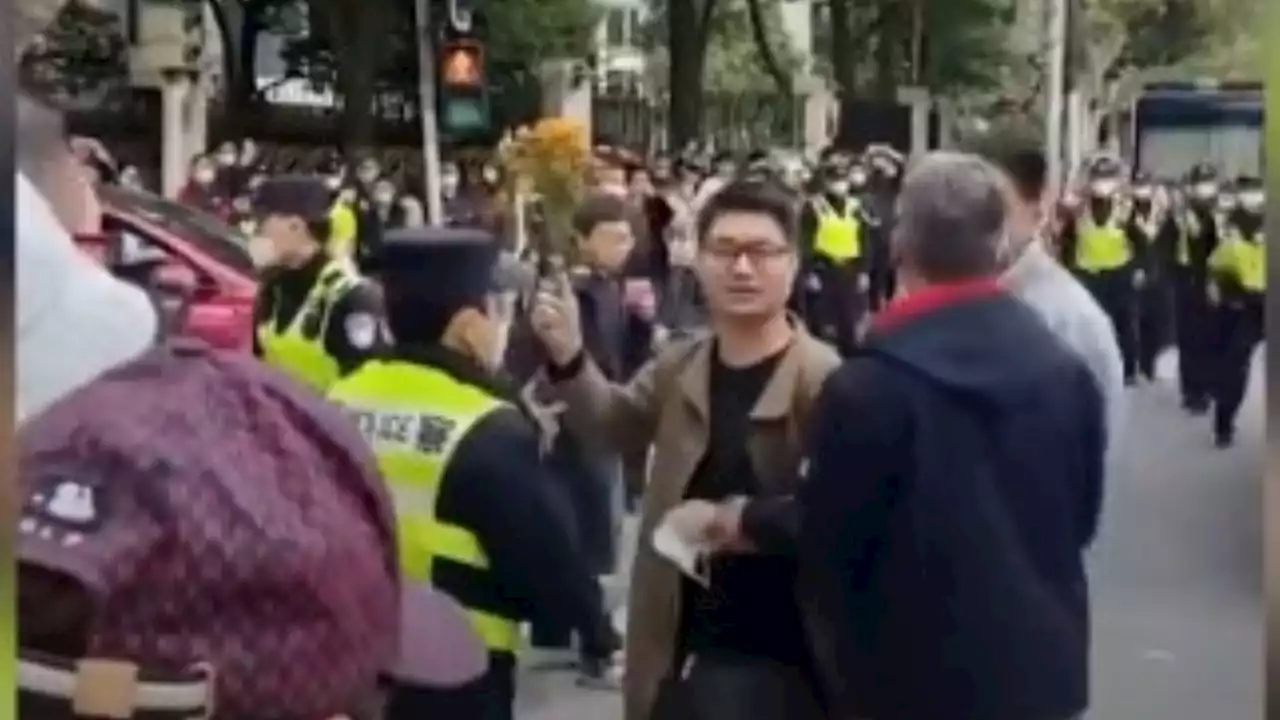 Cientos de manifestantes protestan por la política 'cero covid' en varias ciudades de China