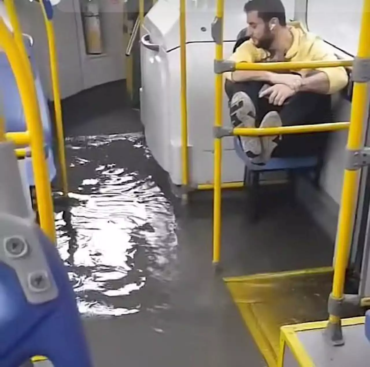 [Video] Bus del SITP se inundó con pasajeros a bordo, luego de aguacero en Bogotá - Pulzo