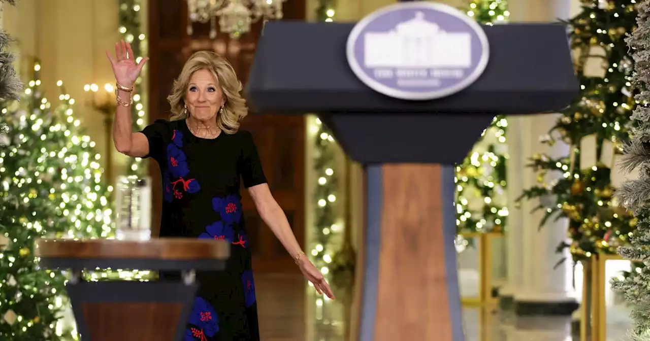 Jill Biden presenta le decorazioni di Natale alla Casa Bianca: 'Quando siamo uniti, siamo più forti'