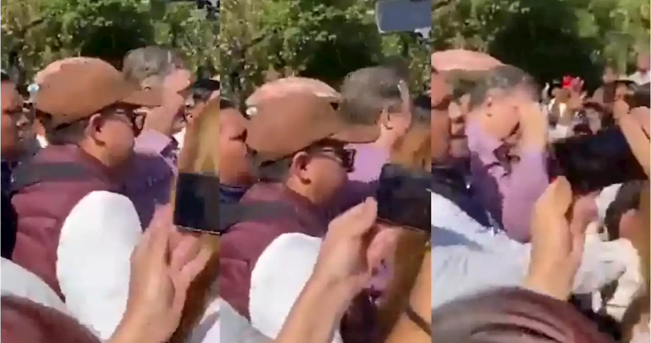 Ebrard es agredido en marcha de AMLO; VIDEO exhibe supuesto impacto en su rostro