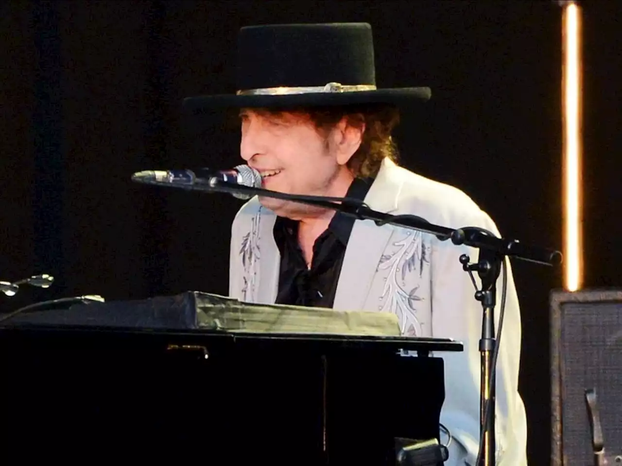 Bob Dylan's 'regret' over 'error in judgment' in book signing row