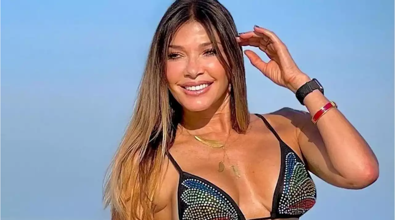 Catherine Fulop deslumbró en las playas de Qatar con una bikini con brillos