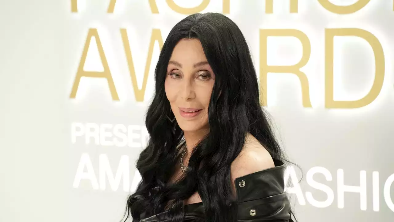 «Comme des adolescents» : Cher décrit sa relation avec son nouveau compagnon