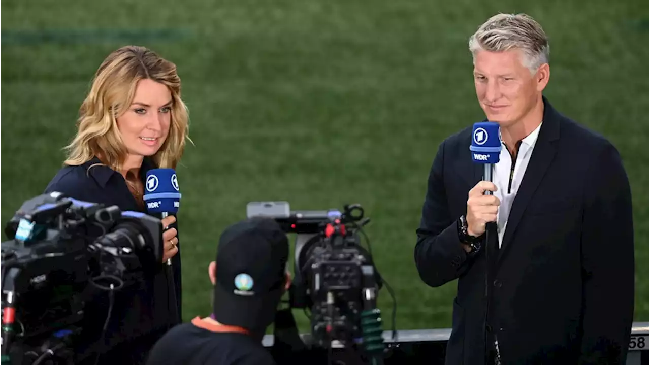 WM 2022: ARD-Moderatorin witzelt über eigenen Fehler – Schweinsteiger kontert