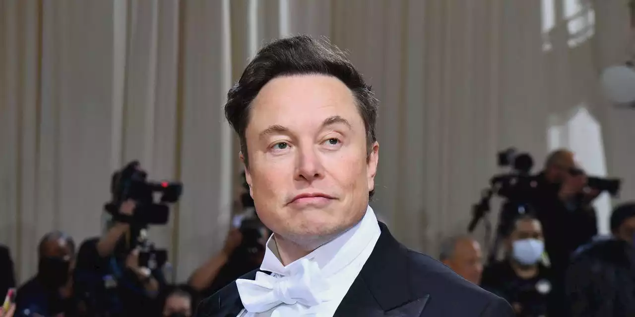 Elon Musk Attacks Apple, Tim Cook Over Advertising and Censorship