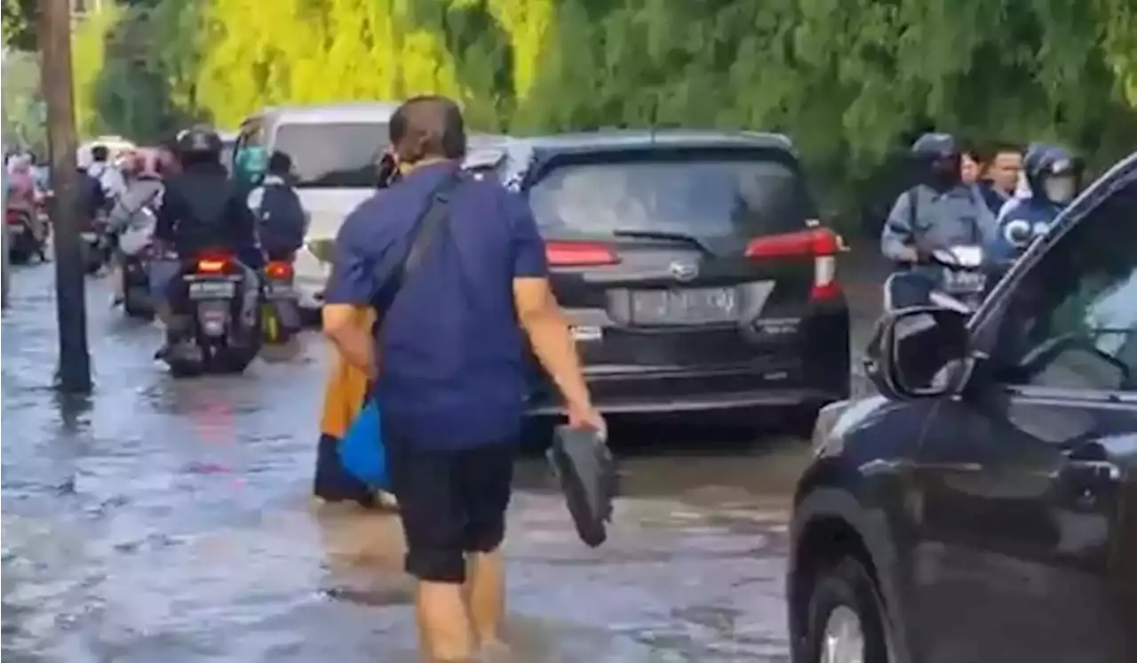 Tergenang Banjir, Jalan Raya Puri Kembangan Macet