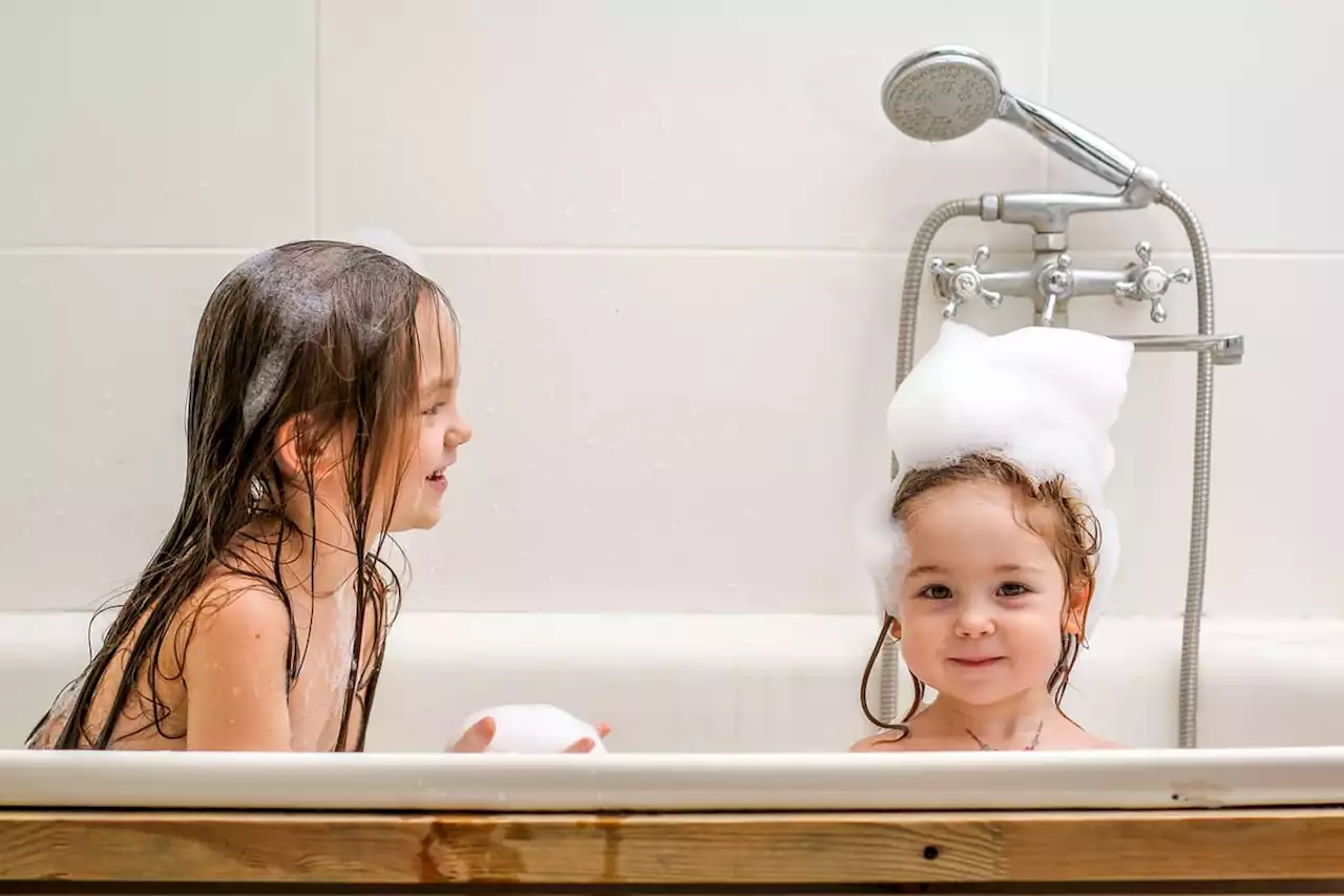 Ma belle-mère s'est mise à crier sur moi : 'tu me dégoûtes, tu fais prendre le bain à tes enfants en même temps', témoignage d'une maman