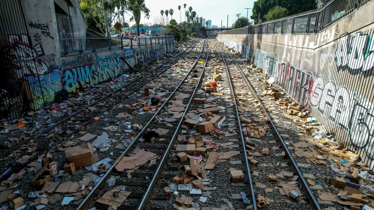 Cargo train pulled into Cleveland with $355,000 worth of items missing, lawsuit says