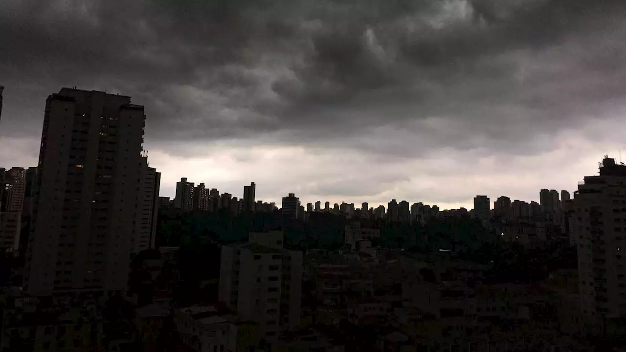 Chuva causa alagamentos e interrompe circulação de trens em São Paulo