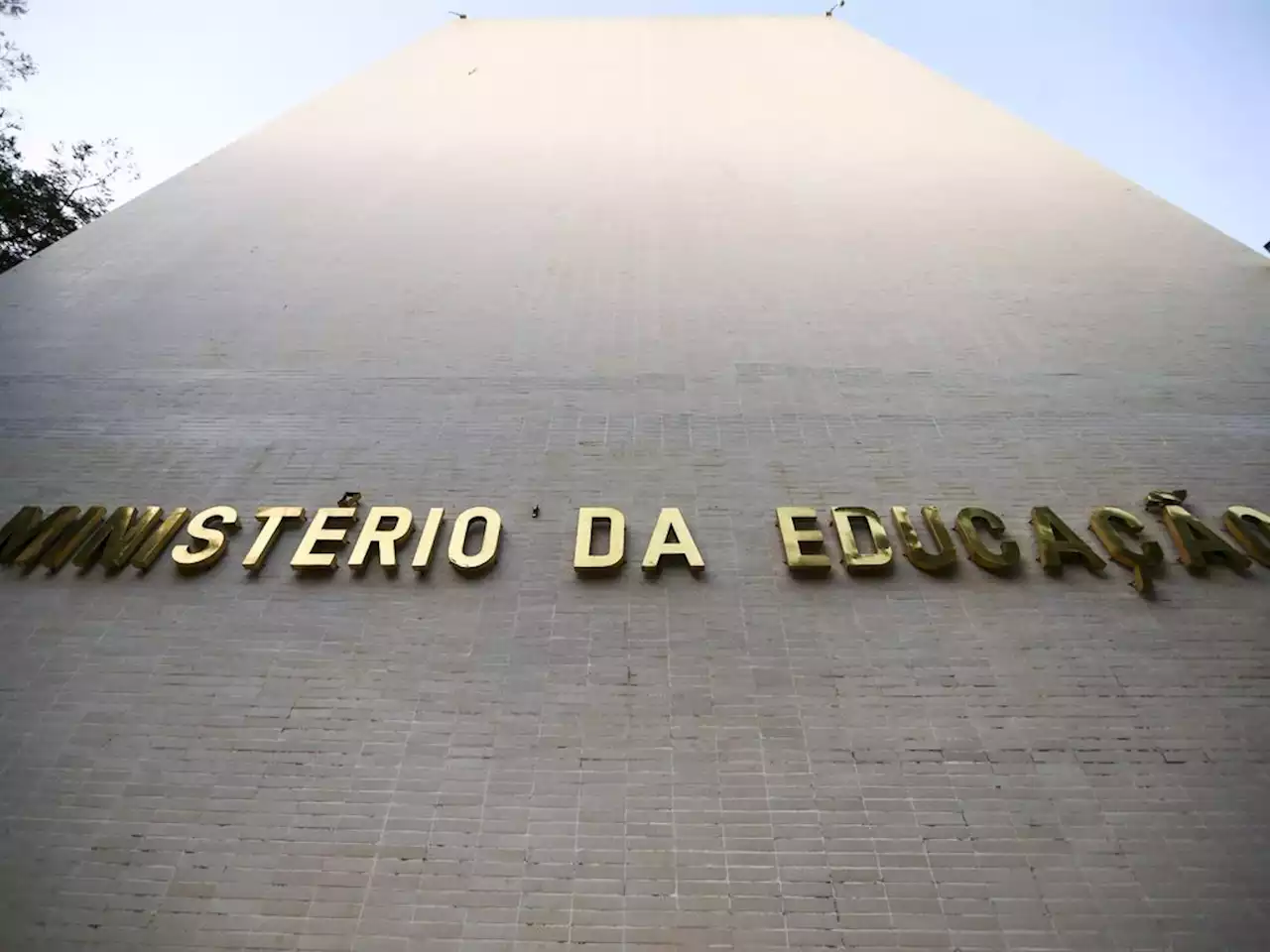 Governo bloqueia R$ 1,7 bilhão do Ministério da Educação