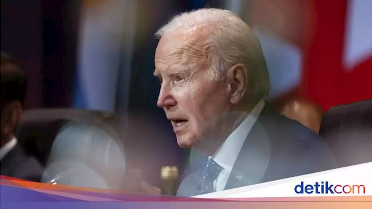 Joe Biden Pantau Demo Pembatasan COVID-19 Berujung Bentrok di China