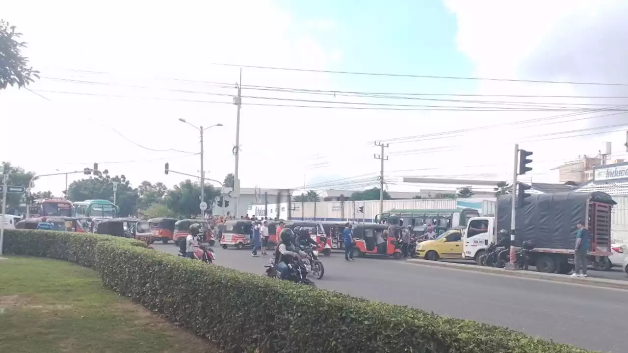 Motocarristas bloquean calle 30 para exigir descuento en el SOAT