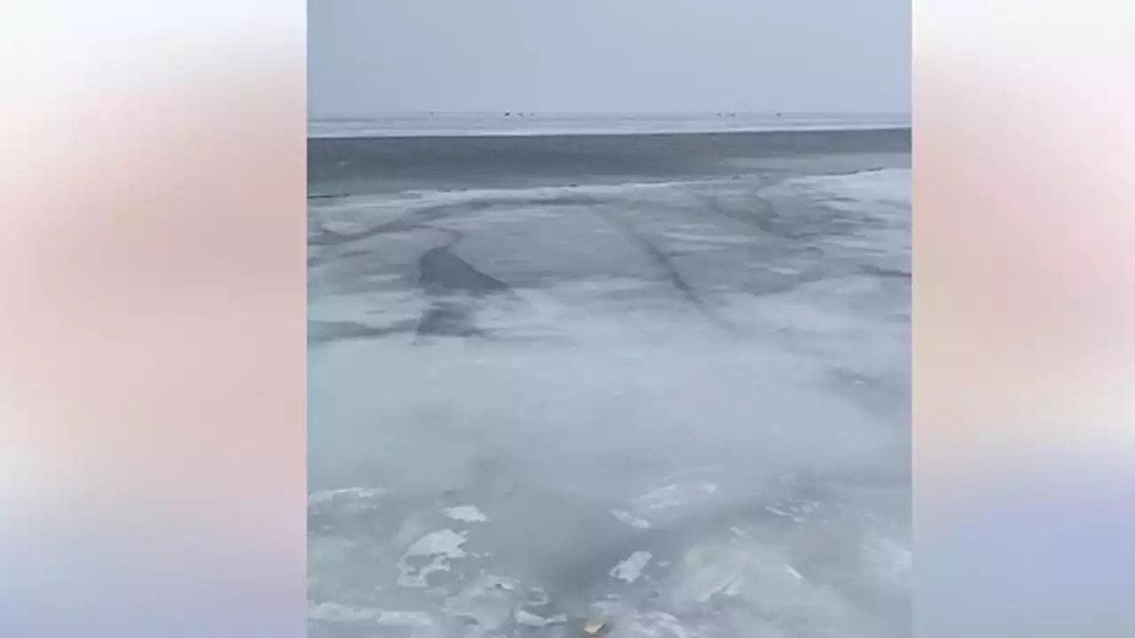 Rescuers help 200 fishermen trapped on floating chunk of ice in Minnesota