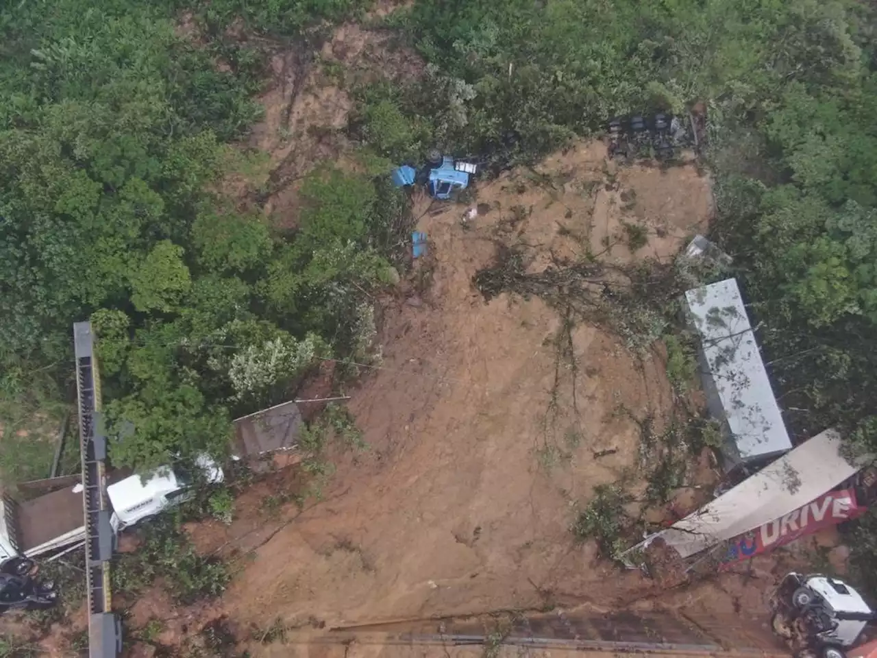 Número de pessoas arrastadas por deslizamento na BR-376 ainda é desconhecido, segundo Defesa Civil