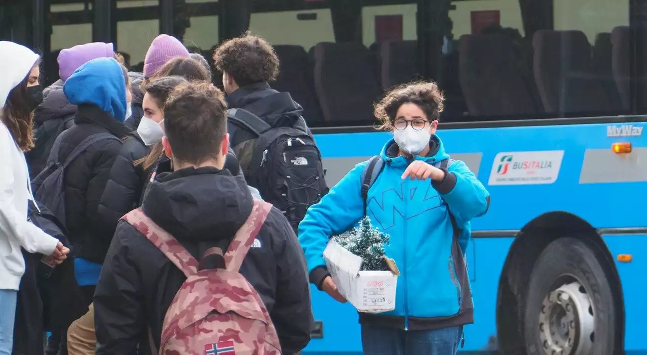 Covid, De Luca: «Solo pochi 'pellegrini' con la mascherina, indossatela o fate il Natale a letto»