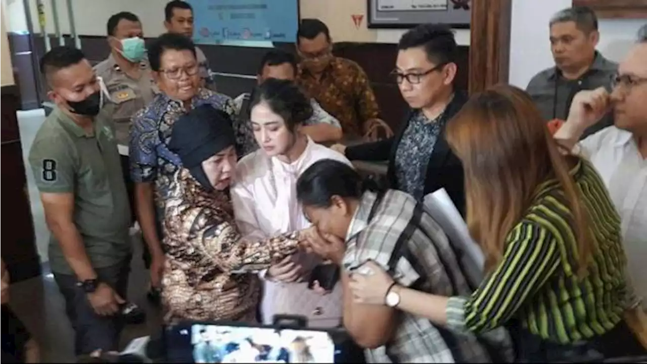 Sembari Menangis dan Cium Kaki, Winarsih Minta Maaf ke Ibu Dewi Perssik