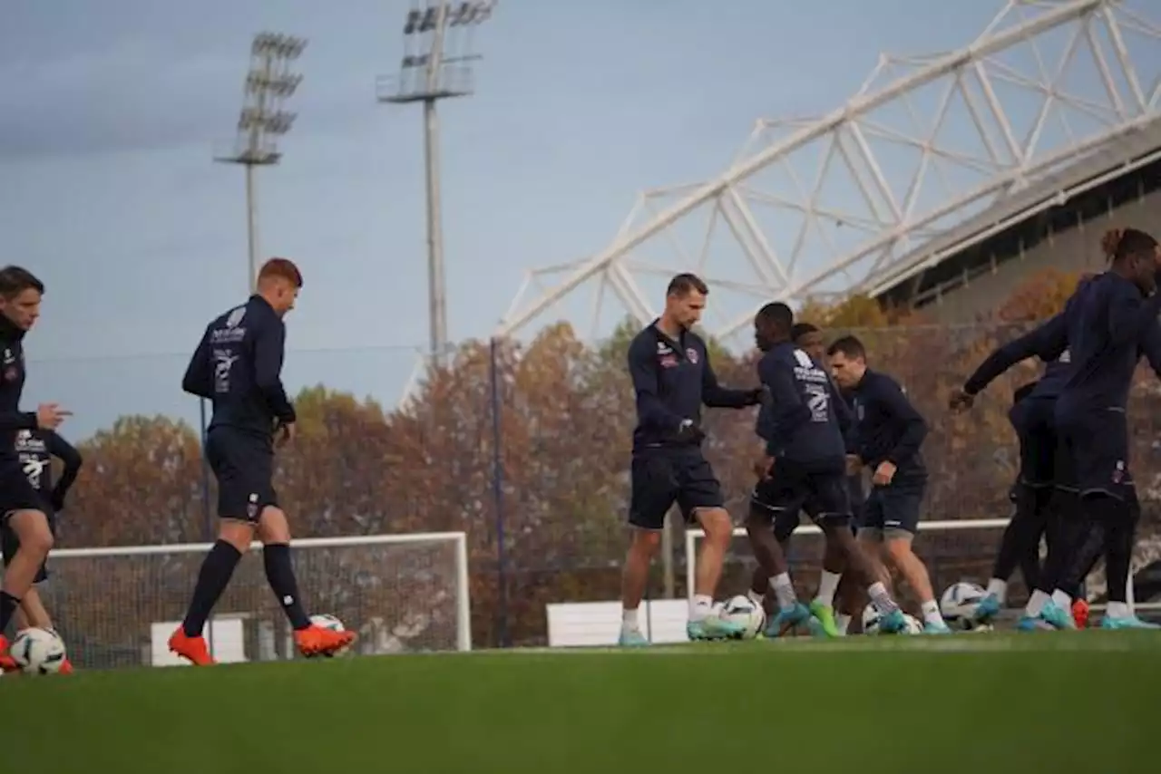 Le Clermont Foot reprend sur son nouveau terrain hybride avant de s'envoler pour l'Espagne