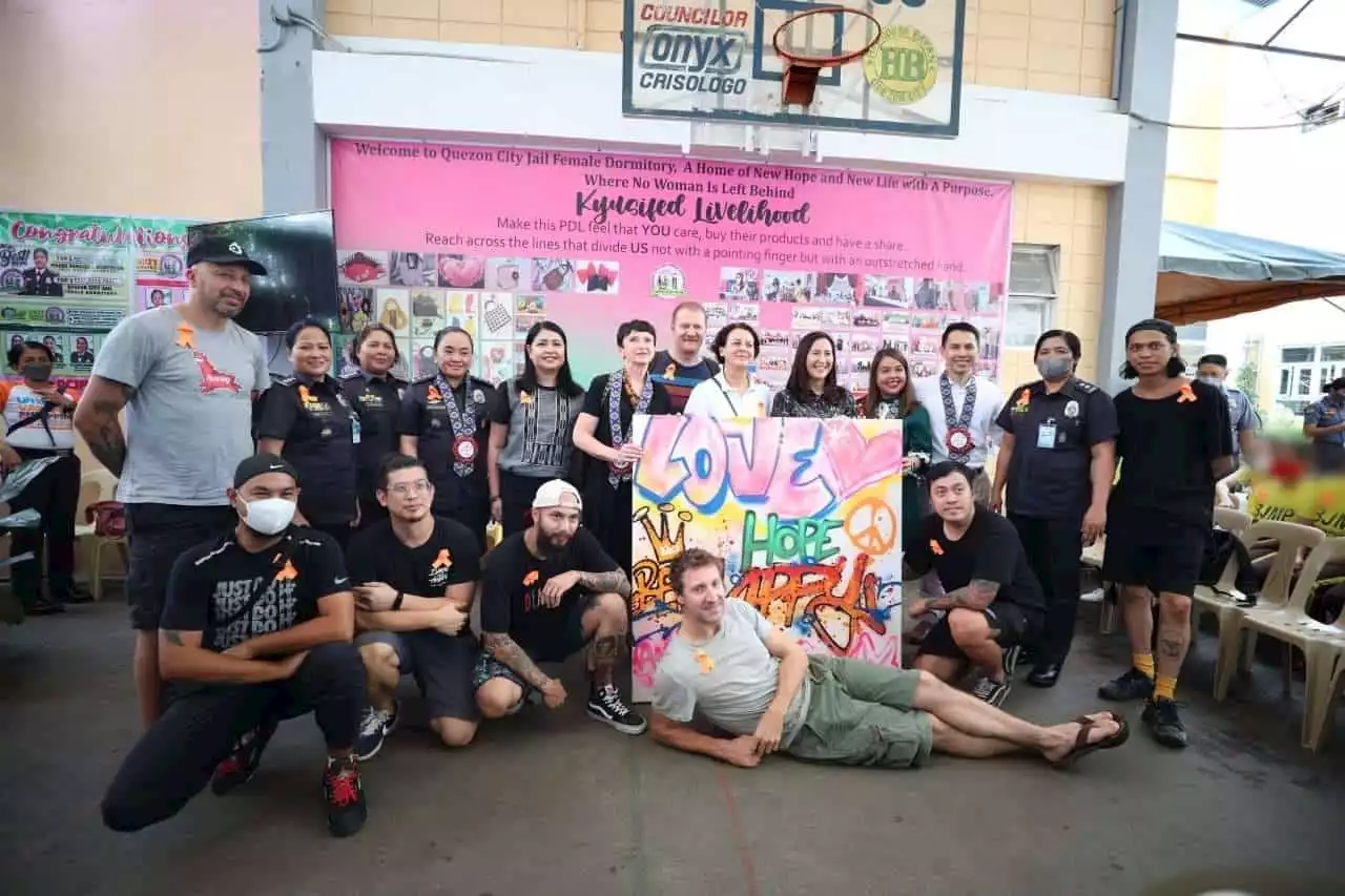 French ambassadors visit QC jail female dormitory for mural painting, gift giving