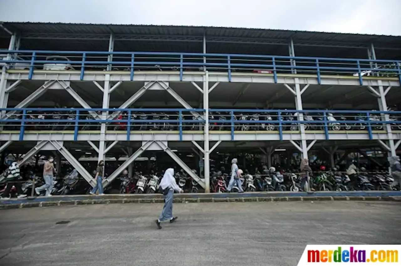 Foto : Melihat Park and Ride Vertikal di Terminal Ragunan | merdeka.com